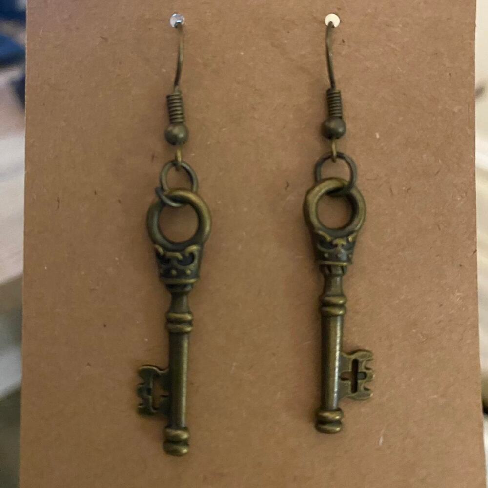 Antique style look bronze key dangle earrings